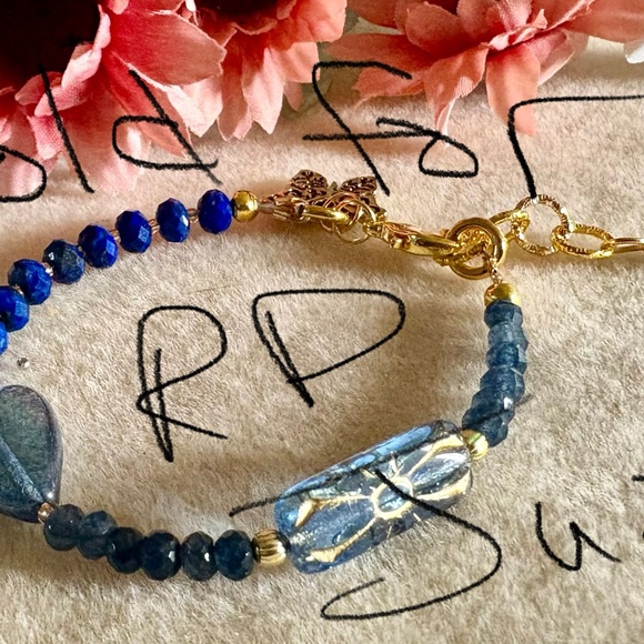 2 bracelets. Artisan blue and labradorite and garnet bracelets - Picture 3 of 3